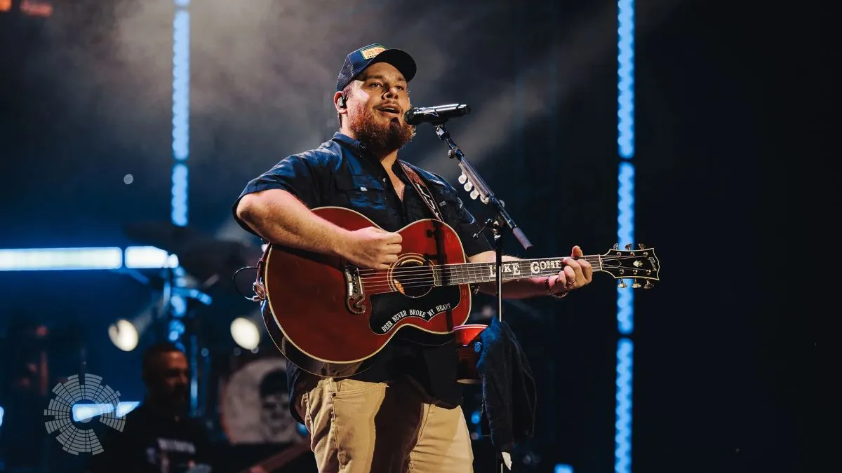 Luke Combs live performance